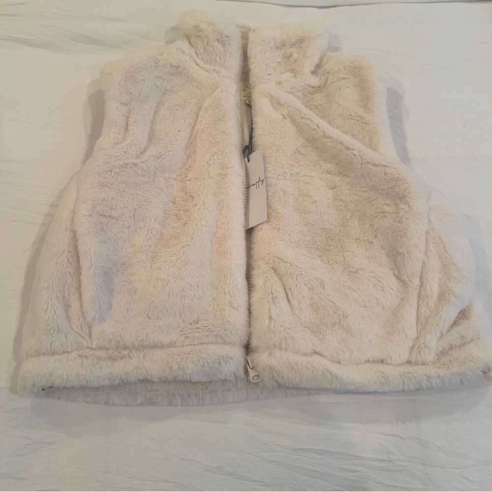 NWT faux fur vest in cream XS